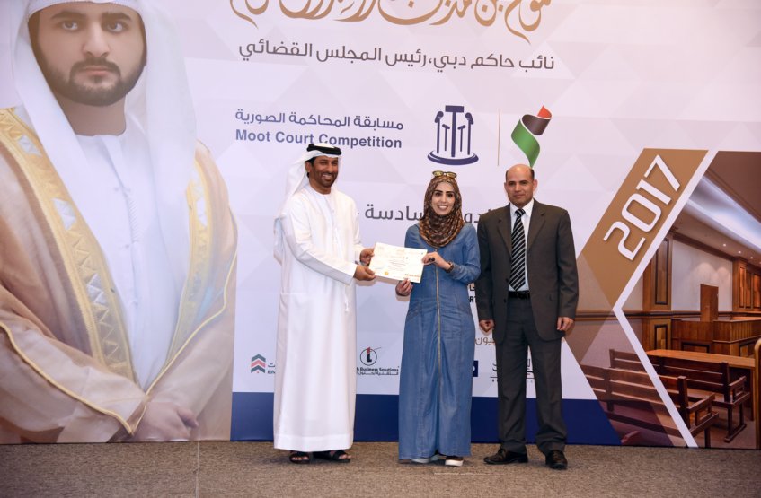 طلبة كلية القانون يحصدون المركز الأول على مستوى دولة الإمارات في مسابقة التميز والفكر القانوني