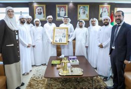 Engineering students gift a copy of Al Khaleej newspaper to the Chancellor
