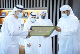 Engineering students gift a copy of Al Khaleej newspaper to the Chancellor