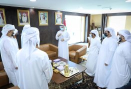 Engineering students gift a copy of Al Khaleej newspaper to the Chancellor